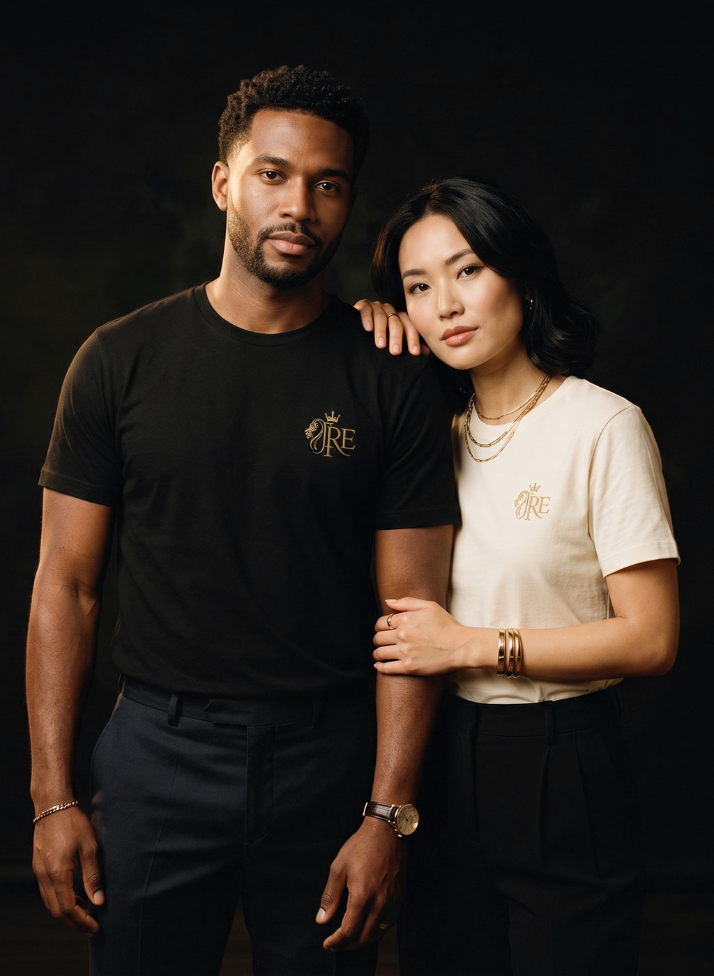 Casal vestindo camisetas premium da coleção JRE